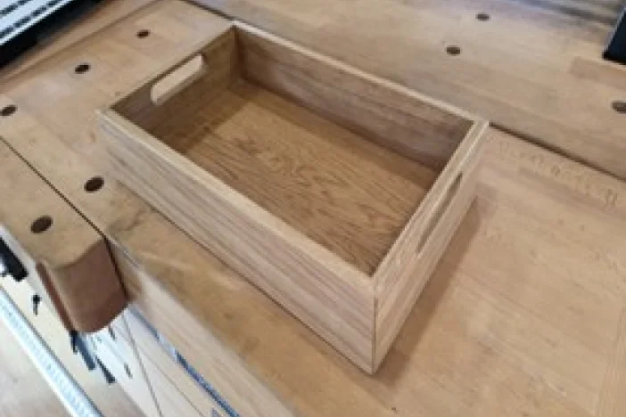 Herstellung eines stilvollen Holztabletts mit Gehrungsverbindung, Lamello und eingenutetem Boden